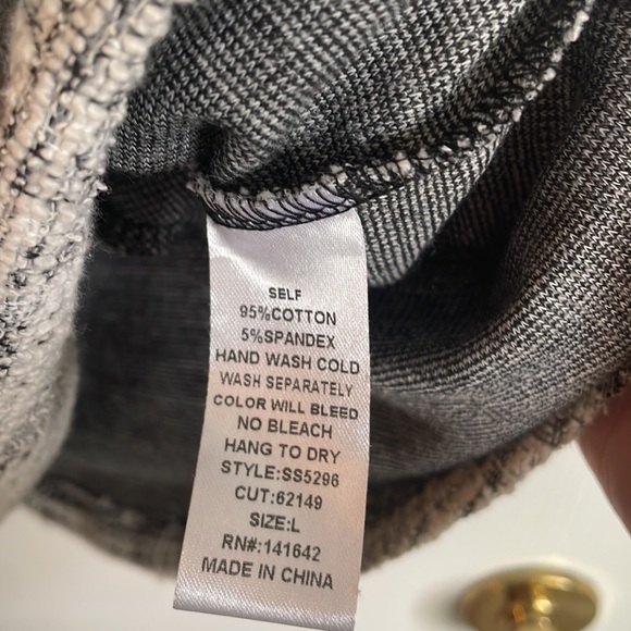 Gorgeous She + Sky dress!  Has pockets and a tie in the front - Picture 5 of 7